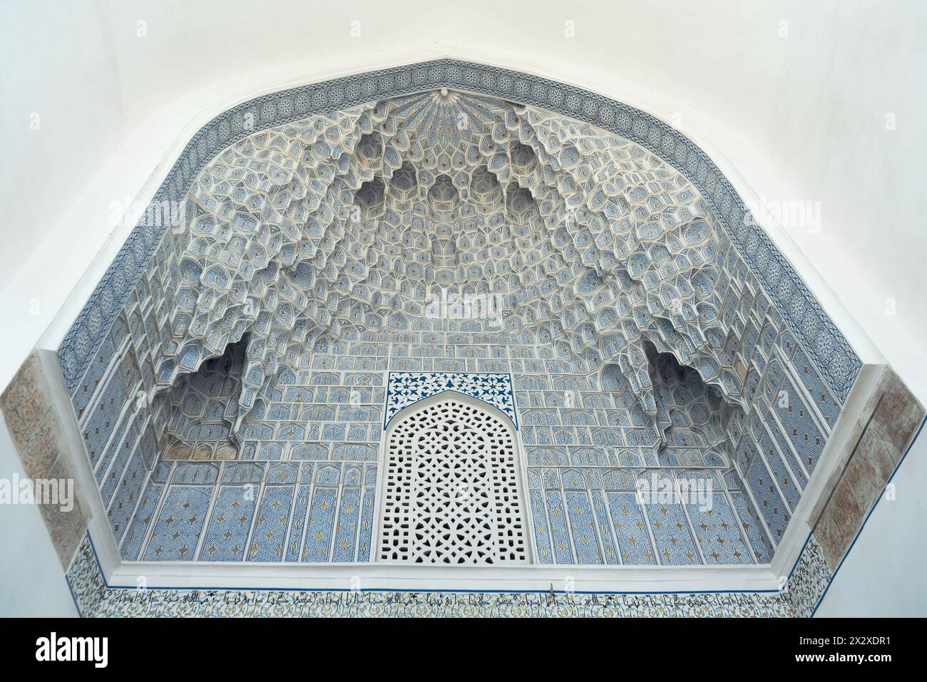 Vista ravvicinata di uno dei mosaici ad archi del Mausoleo di Amir Temur a Samarcanda Foto Stock