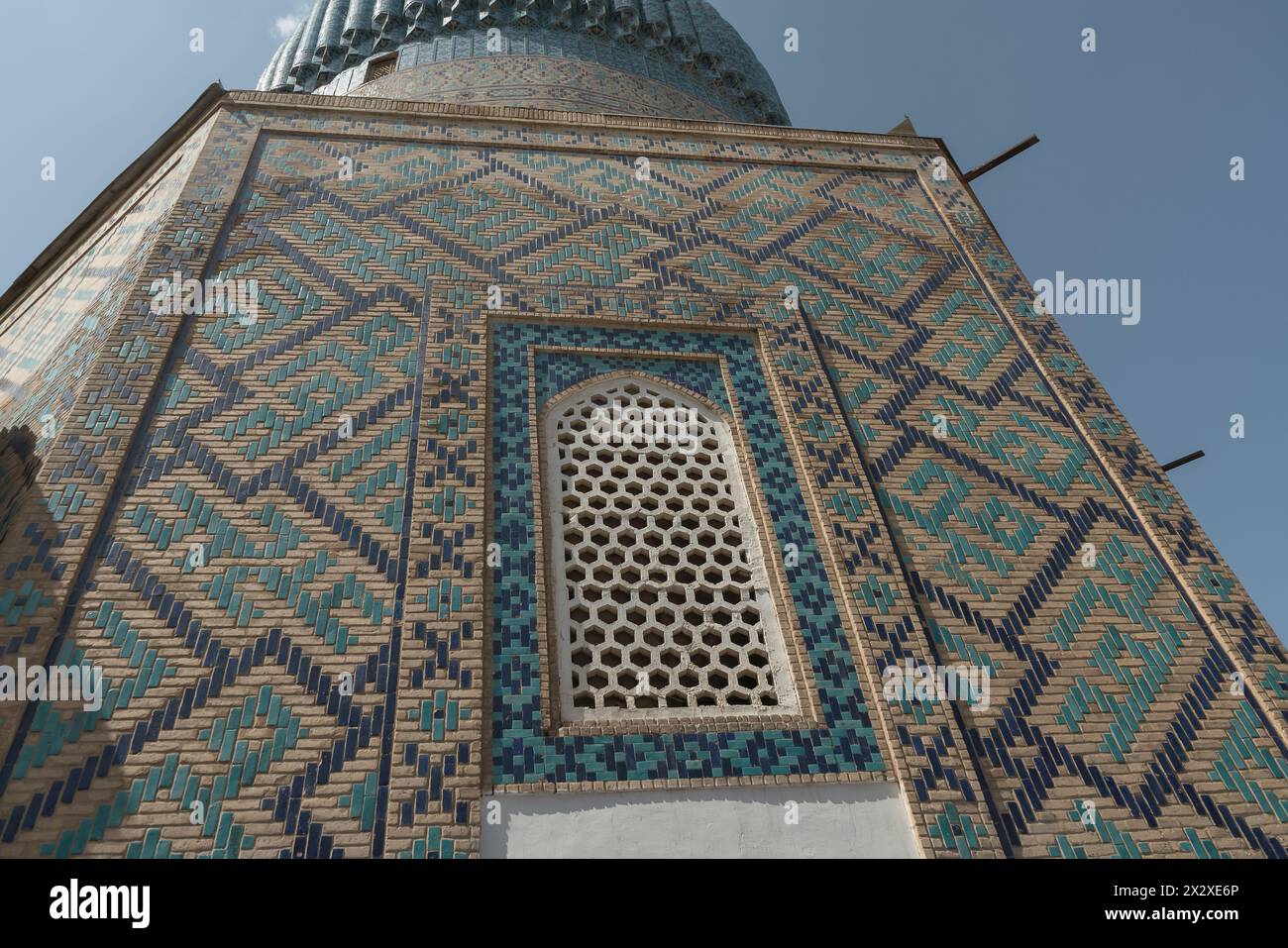 Decorazione a mosaico delle pareti del Mausoleo di Amir Temur con vista delle antiche finestre arabe Foto Stock