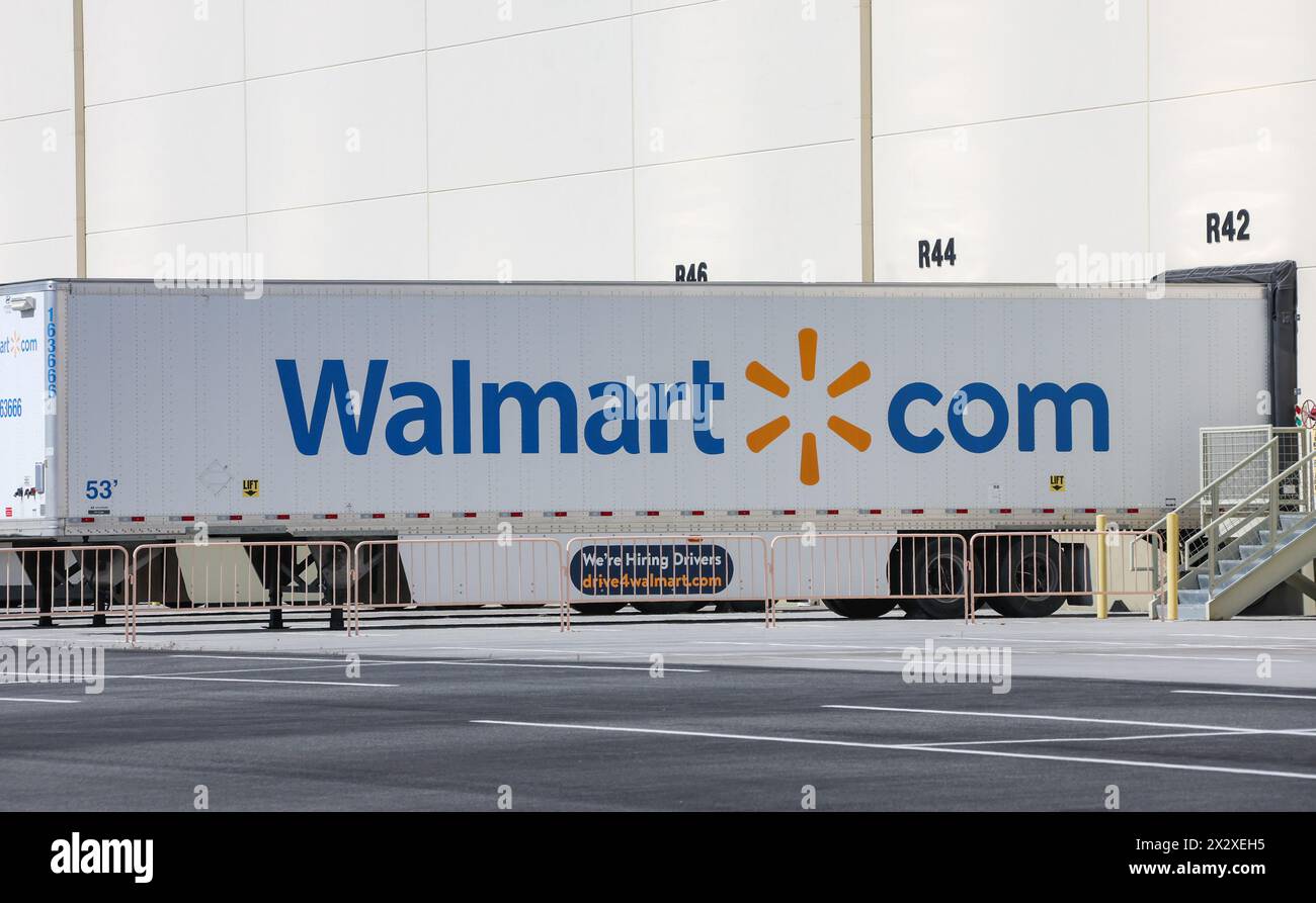 Sparks, Stati Uniti. 19 aprile 2024. Il logo Walmart è visibile sul lato del trailer all'esterno di un centro di adempimento Walmart. Il centro di evasione Walmart aiuta i venditori a memorizzare, gestire e spedire i loro prodotti. I centri di evasione Walmart sono simili a quelli di Amazon Fulfillment by Amazon per rimanere competitivi. Credito: SOPA Images Limited/Alamy Live News Foto Stock