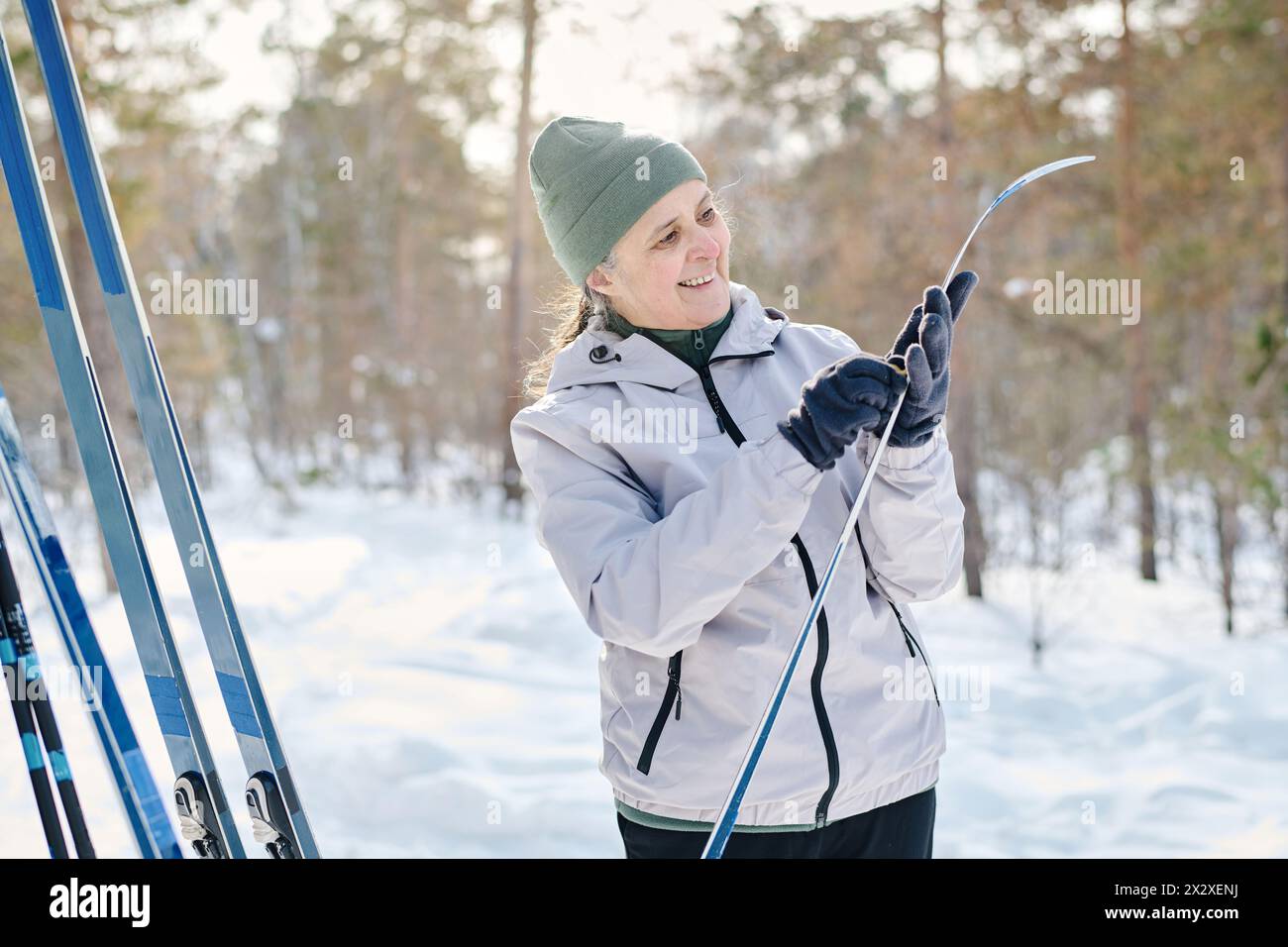 Foto media di una donna caucasica attiva che trascorre la giornata invernale all'aperto a cerare gli sci, copia dello spazio Foto Stock