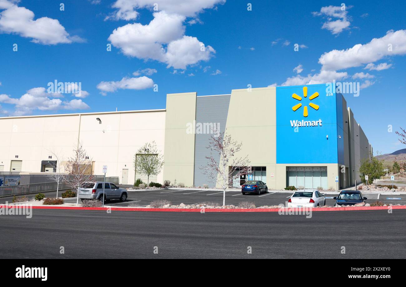 Sparks, Stati Uniti. 19 aprile 2024. Il logo Walmart è visibile su un centro di adempimento Walmart. Il centro di evasione Walmart aiuta i venditori a memorizzare, gestire e spedire i loro prodotti. I centri di evasione Walmart sono simili a quelli di Amazon Fulfillment by Amazon per rimanere competitivi. (Foto di Gabe Ginsberg/SOPA Images/Sipa USA) credito: SIPA USA/Alamy Live News Foto Stock