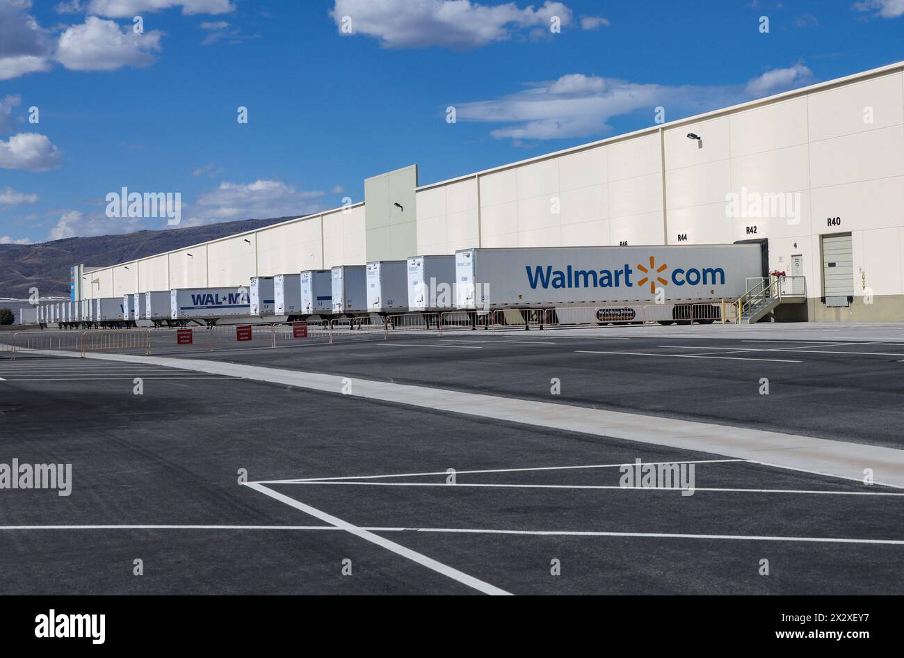 Sparks, Stati Uniti. 19 aprile 2024. I loghi Walmart sono visibili sui trailer al di fuori di un centro di adempimento Walmart. Il centro di evasione Walmart aiuta i venditori a memorizzare, gestire e spedire i loro prodotti. I centri di evasione Walmart sono simili a quelli di Amazon Fulfillment by Amazon per rimanere competitivi. (Foto di Gabe Ginsberg/SOPA Images/Sipa USA) credito: SIPA USA/Alamy Live News Foto Stock