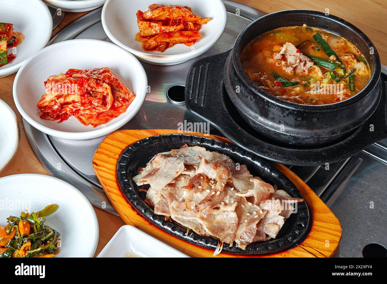 Carne alla griglia coreana e zuppa di pasta di soia con contorni. Vista ad angolo alto. Foto Stock