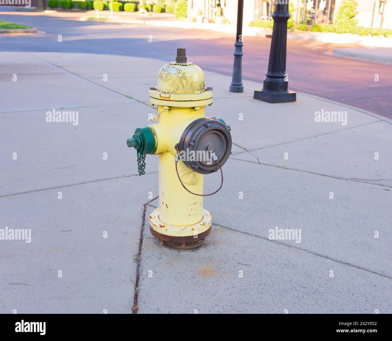 Idrante giallo in mezzo alla strada, vigili del fuoco, sicurezza della città Foto Stock