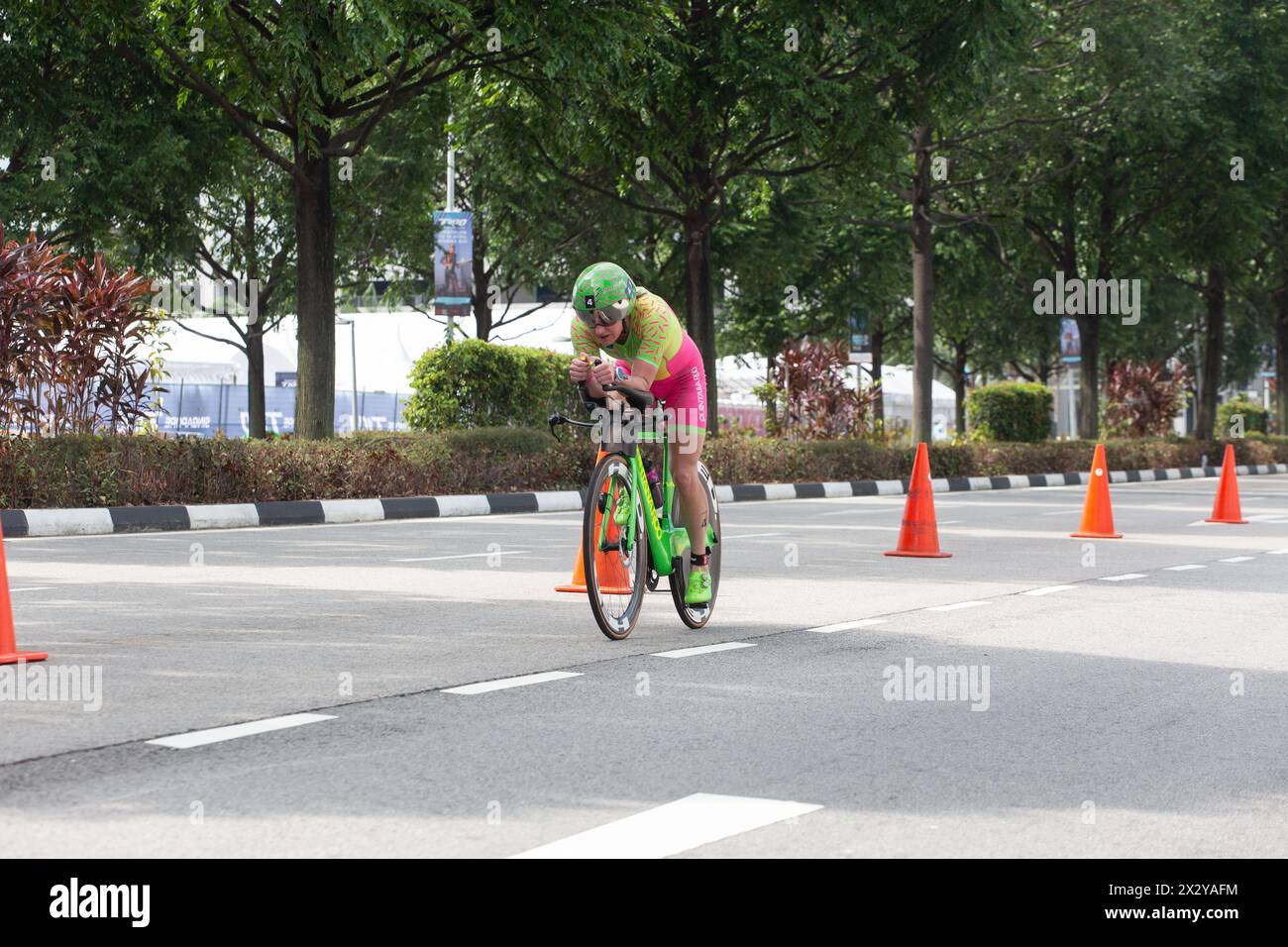 13 aprile 2024. Gara di triathlon T100 di atletica femminile sulla sua bici da strada sportiva in bicicletta a 80 km di distanza. Singapore Foto Stock