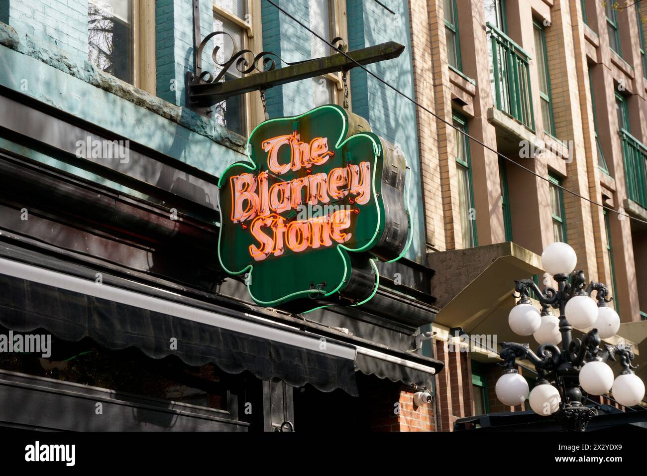 Primo piano del cartello a quadrifoglio del pub irlandese Blarney Stone a Gastown, Vancouver, BC, Canada Foto Stock