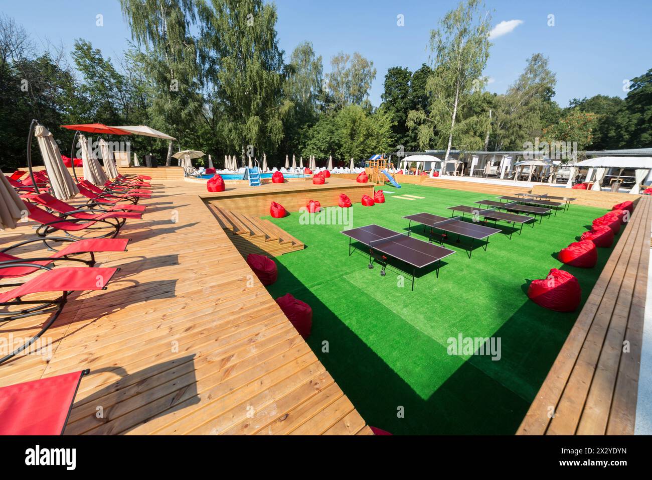 MOSCA - JUL 28: IL BASSEYN di Sokolniki è un buon posto per trascorrere una vacanza con piscina, sedie a sdraio e tavoli da ping-pong il 28 luglio 2012 a Mos Foto Stock