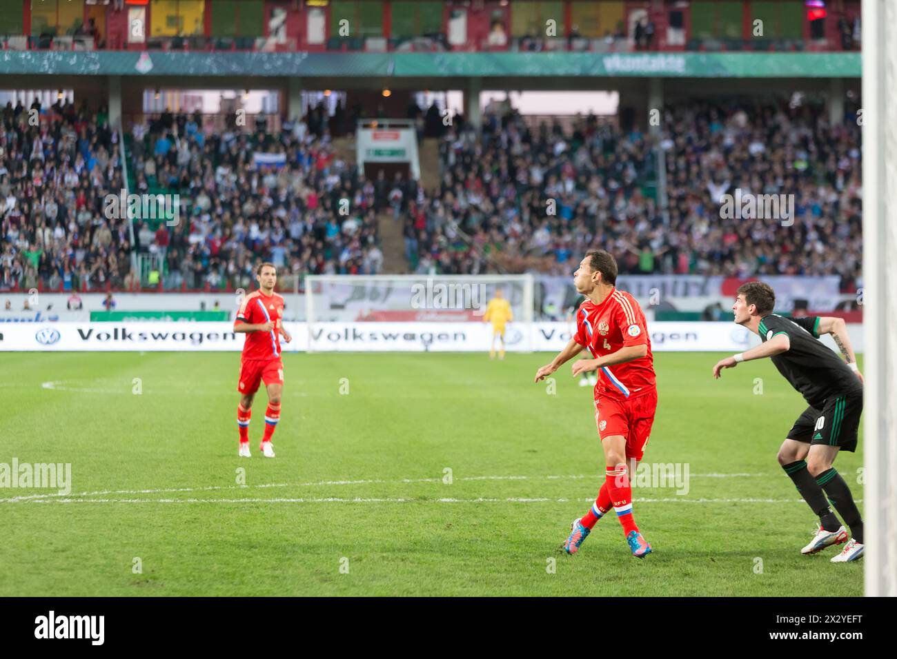 MOSCA - 7 settembre: I giocatori aspettano la palla nella partita contro l'Irlanda del Nord allo stadio Lokomotiv di Cherkizovo il 7 settembre, Foto Stock