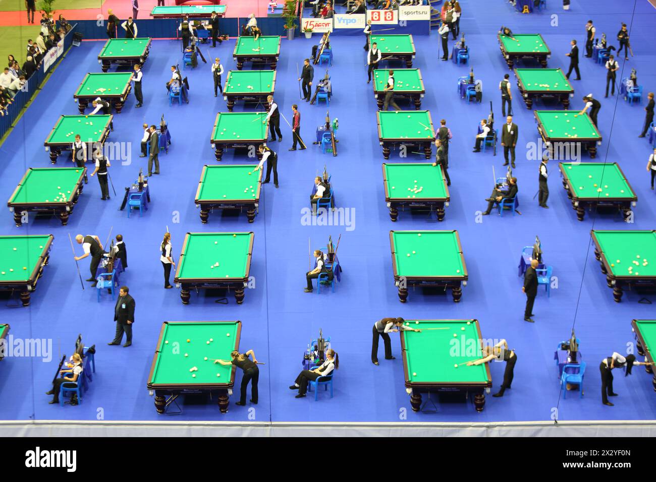 MOSCA - OTTOBRE 30: Tavoli da biliardo e giocatori nell'area di gioco al VII Torneo Internazionale di biliardo Coppa del Cremlino 2012 a SC Olympiysky, ottobre Foto Stock