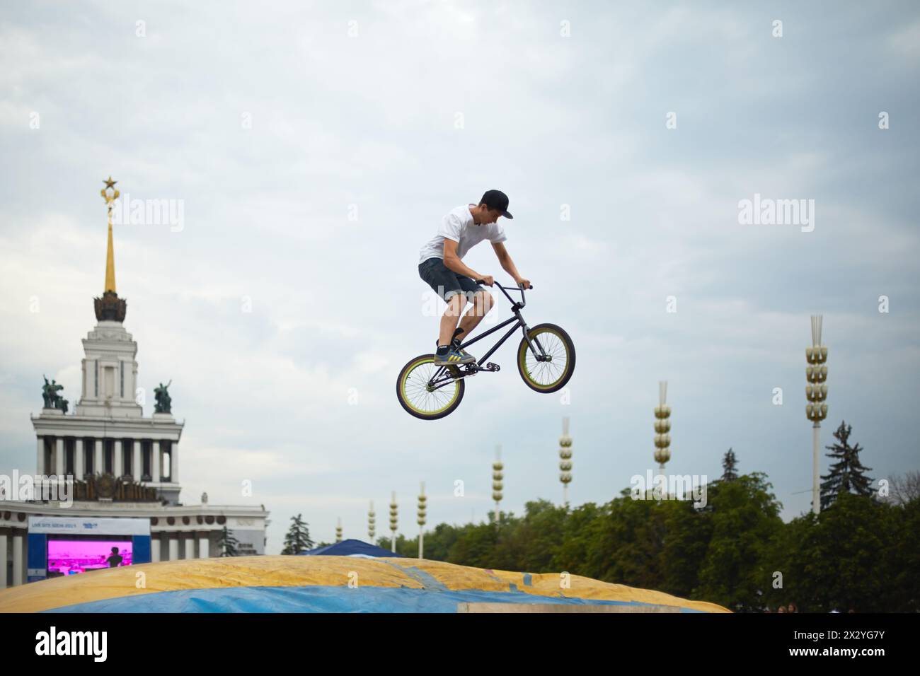 MOSCA - 4 agosto: Il giovane salta in bicicletta presso l'All-Russian Exhibition Centre durante la vacanza dedicata al compleanno della mostra principale del paese, il 4 agosto 20 Foto Stock