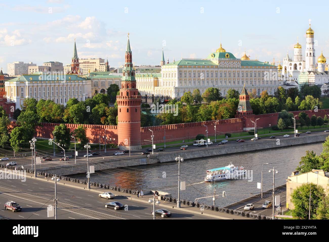Nave sul fiume Moskva, Torre Vodovzvodnaya del Cremlino, Gran Palazzo del Cremlino, Campana di Ivan grande a Mosca, Russia. Foto Stock