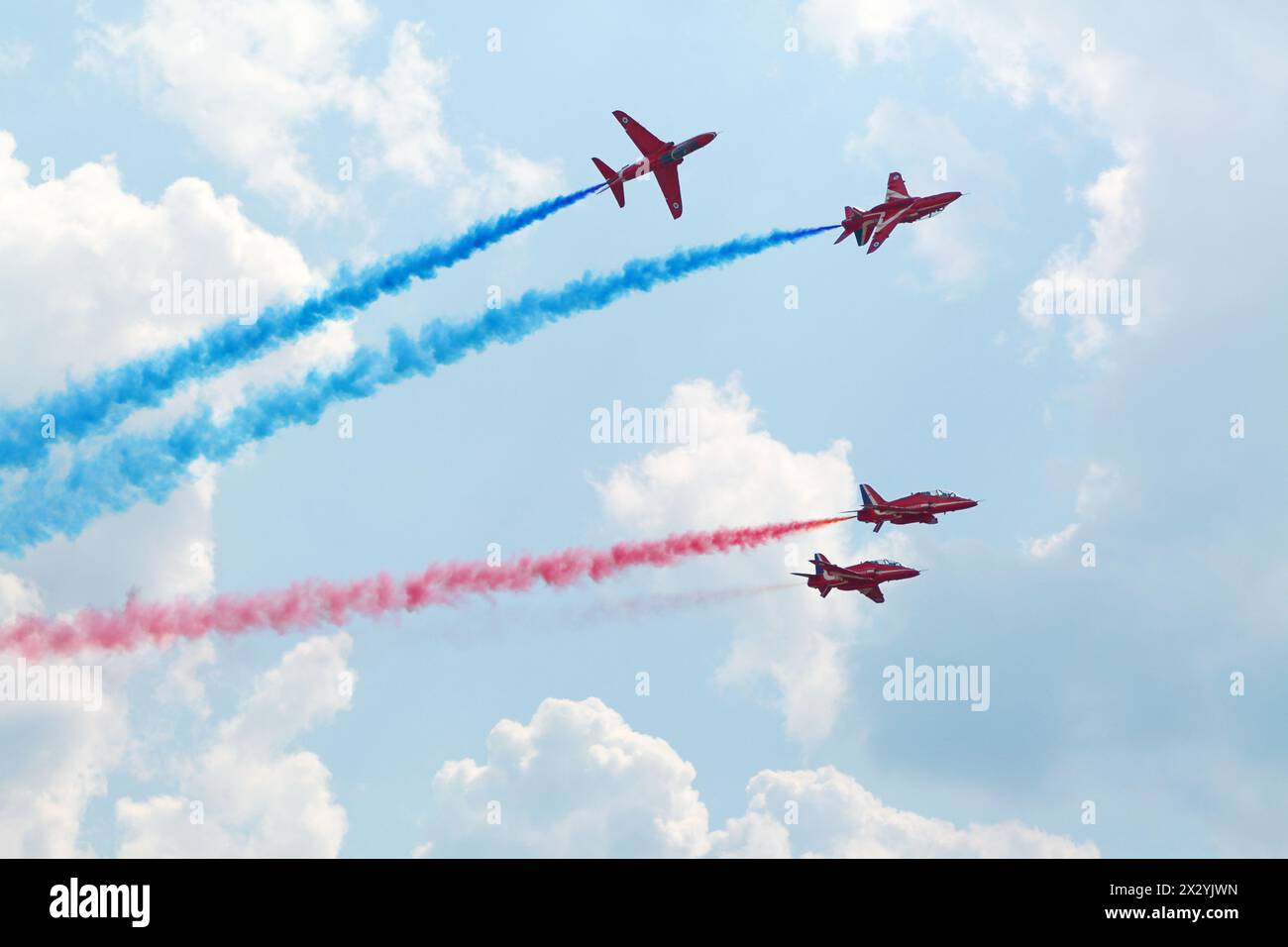 ZHUKOVSKY - 12 AGOSTO 2012: I piloti britannici frecce rosse volano all'airshow dedicato al 100° anniversario delle forze aeree russe il 12 agosto 2011 a Zhukovsky, Mosc Foto Stock