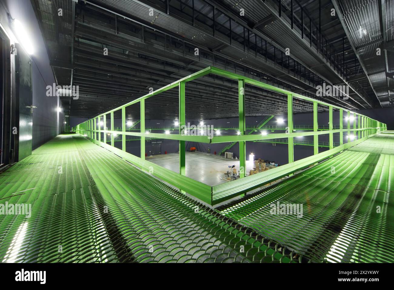 MOSCA - 15 AGOSTO: Percorso con corrimano in luce hangar vuoto nel complesso Glavkino, il 15 agosto 2012 a Mosca, Russia. Glavkino nuovo complesso cinematografico op Foto Stock