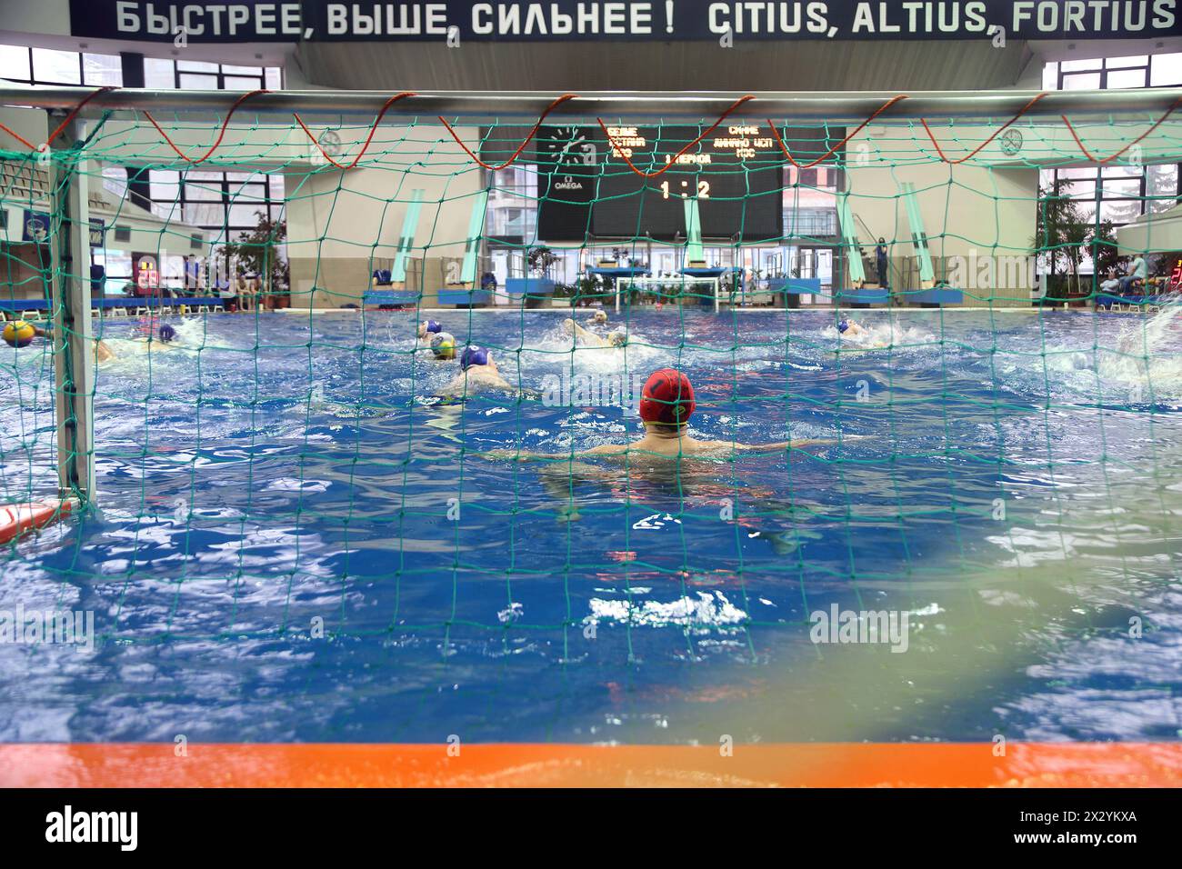 MOSCA - APR 20: Partita delle squadre Astana e Dynamo sull'pallanuoto del complesso sportivo Olimpico, il 20 aprile 2012 a Mosca, Russia. Astana: Dinamo - prima Foto Stock