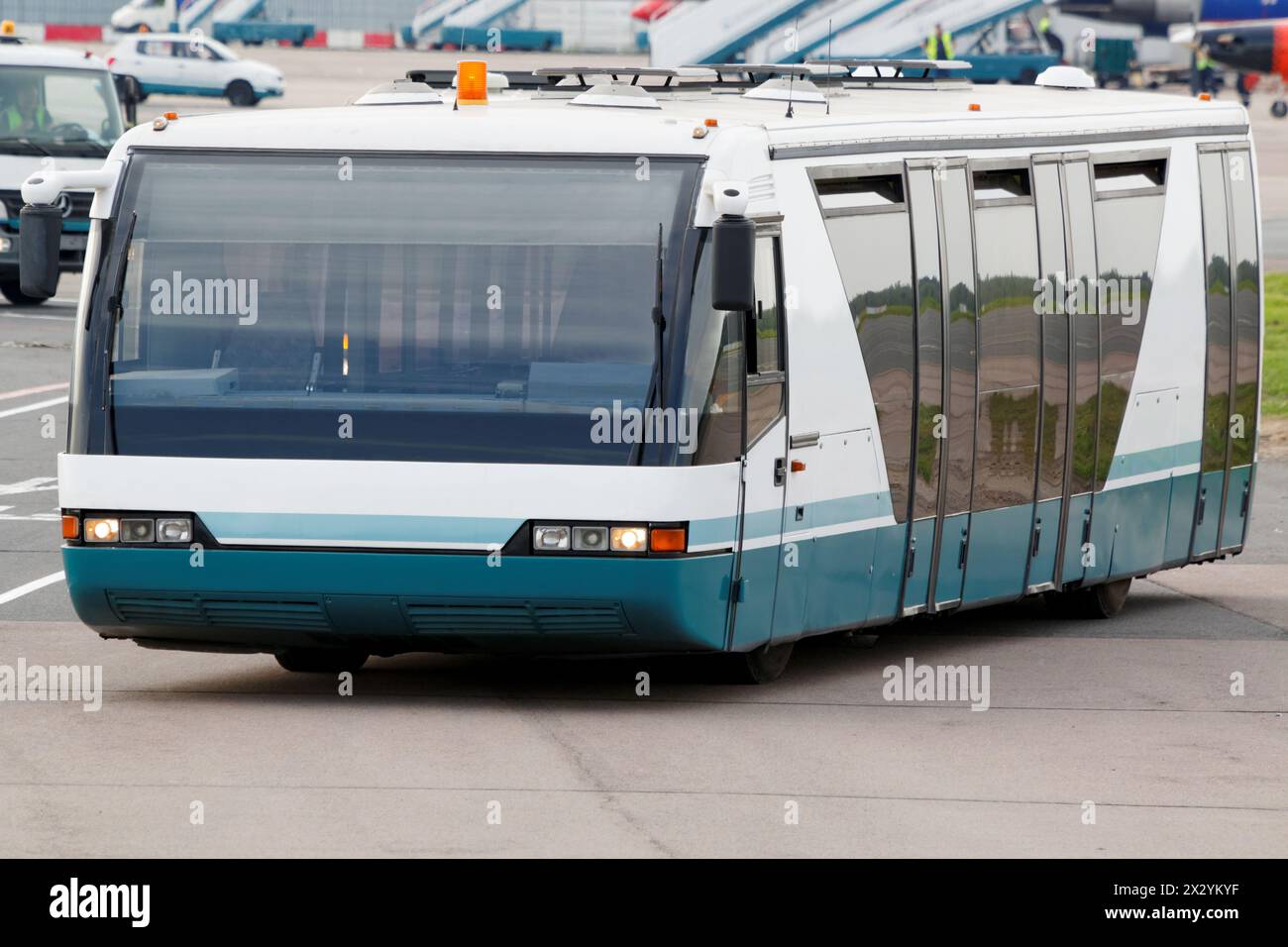 MOSCA - 22 MAGGIO: Autobus per il trasporto di passeggeri in aeroporto Domodedovo, 22 maggio 2012, Mosca, Russia. Aeroporto Domodedovo - più grande e più modalità Foto Stock