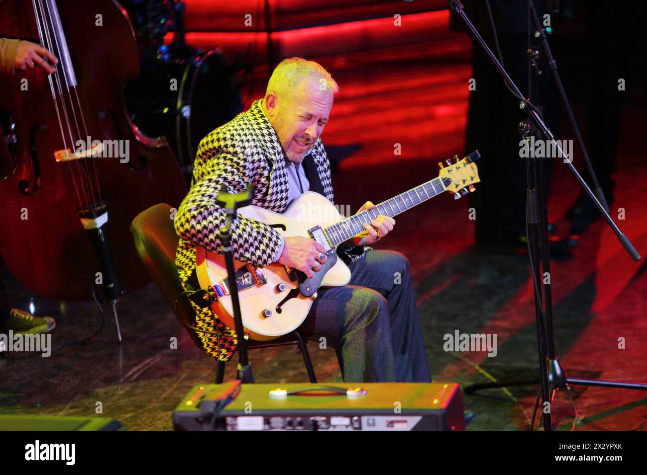 MOSCA - 15 NOVEMBRE: Andrei Makarevich suona la chitarra al concerto del Brilliant Jazz Club nella Izvestiya Hall, il 15 novembre 2012 a Mosca, Russia. Foto Stock