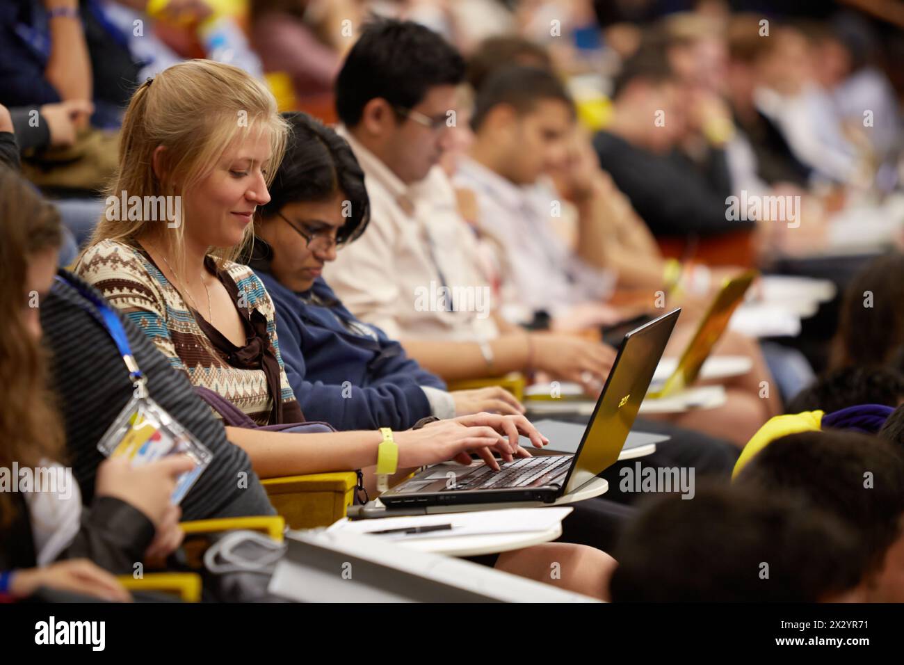 MOSCA - 20 agosto: Giovane ragazza partecipante del Global Youth to Business Forum lavora su laptop nella sala congressi della Scuola di Management di Mosca a Skolkovo Foto Stock