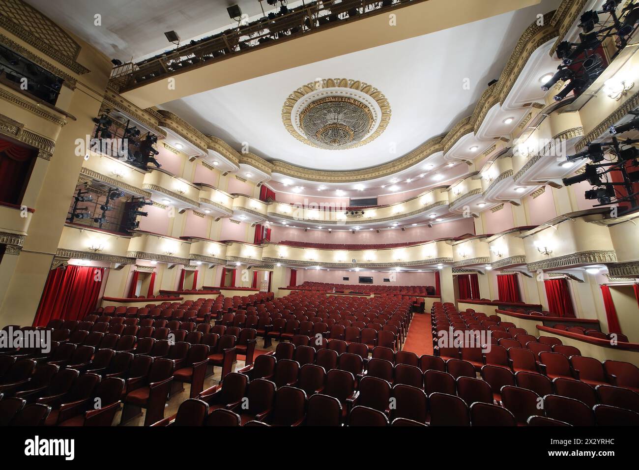 MOSCA - 23 APRILE: Vista dal palco t o auditorium del grande palcoscenico al Teatro Vakhtangov il 23 aprile 2012 a Mosca, Russia. Sistemi di illuminazione e audio di Foto Stock