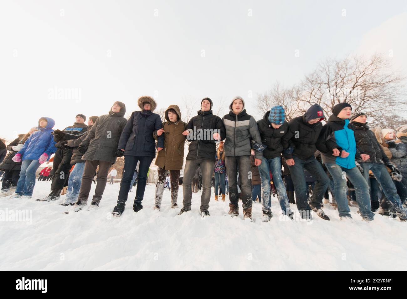 MOSCA - 9 dicembre: Diverse persone in piedi di fila nel Parco centrale della Cultura e del riposo prendono il nome da Maxim Gorky il 9 dicembre 2012 a Mosca, Russia. T Foto Stock