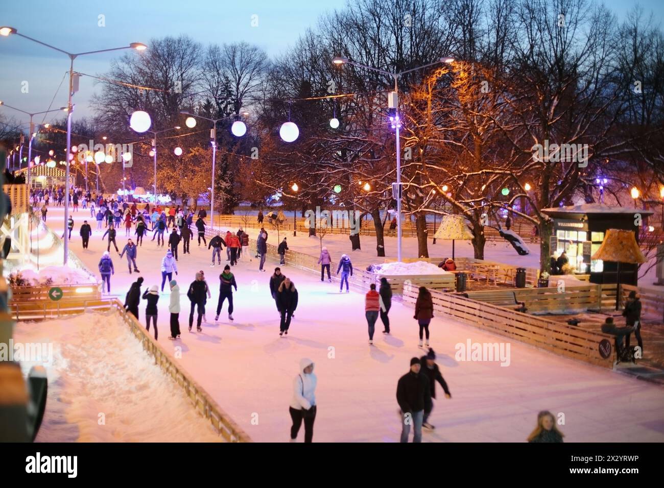 MOSCA - 9 dicembre: Le persone pattinano sulla pista nel Parco centrale della Cultura e del riposo intitolato a Maxim Gorky il 9 dicembre 2012 a Mosca, in Russia. Il Foto Stock