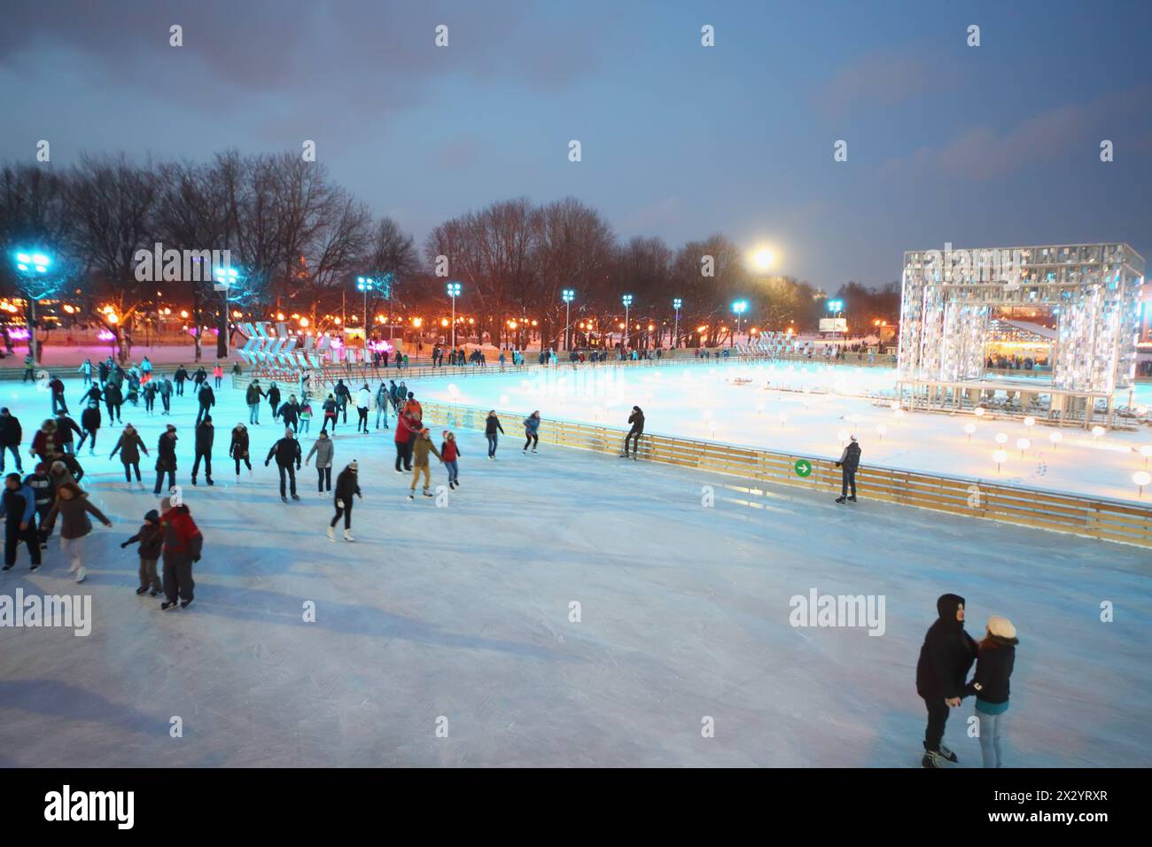 MOSCA - 9 dicembre: Le persone pattinano sulla pista nel Parco centrale della Cultura e del riposo intitolato a Maxim Gorky il 9 dicembre 2012 a Mosca, in Russia. Il Foto Stock