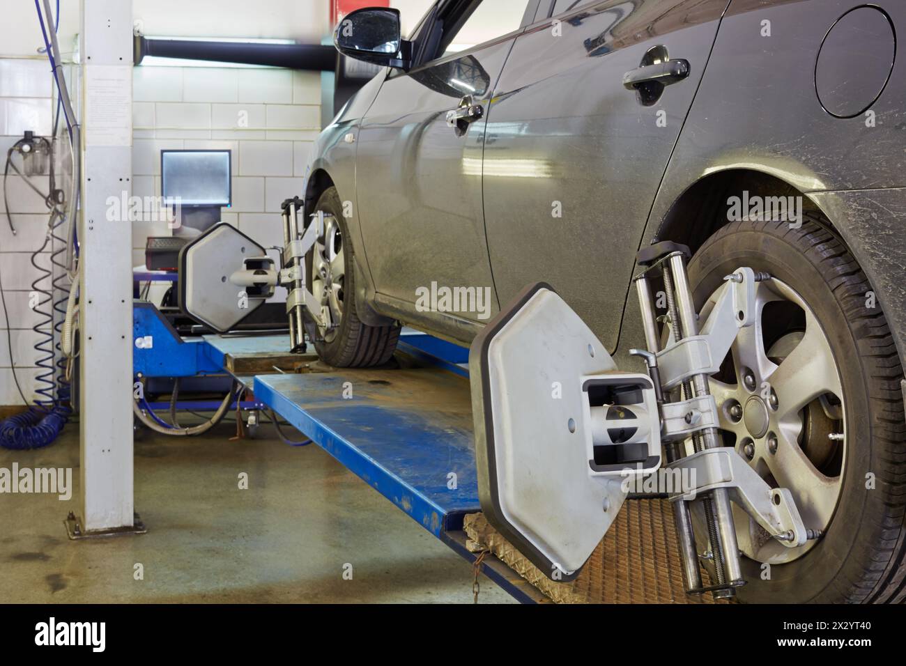 MOSCA - 22 agosto 2012: Auto sul banco per il controllo della campanatura dell'allineamento delle ruote di precisione presso l'officina della stazione di servizio Avtostandart, Mosca, Russia. Foto Stock