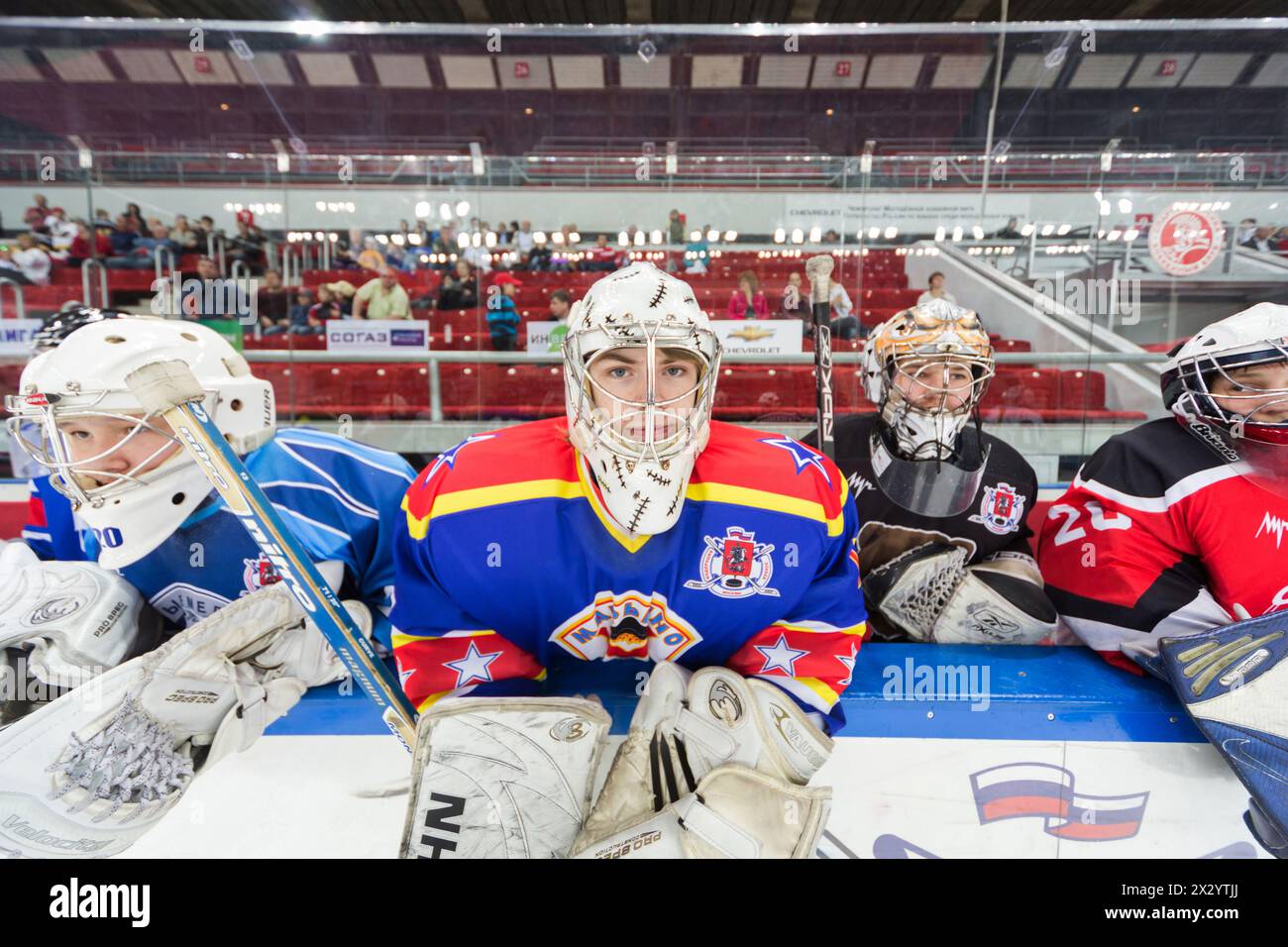 MOSCA - APR 28: Portieri e spettatori in attesa della cerimonia di inizio della cerimonia di chiusura del campionato di hockey su ghiaccio 2011-2012 per SpO Foto Stock