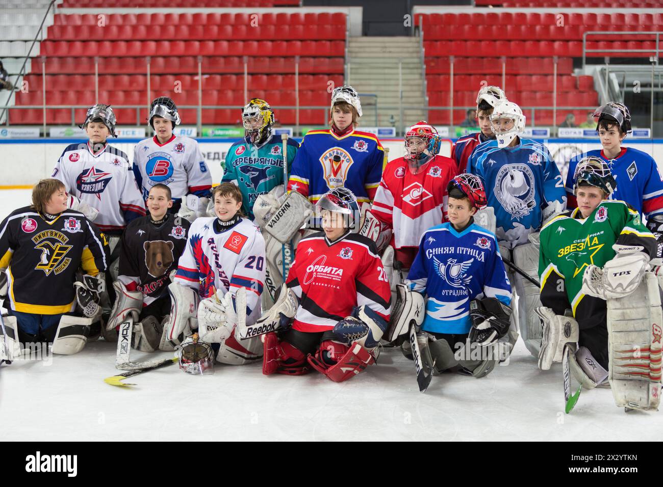 MOSCA - APR 28: Giovani giocatori riuniti per una fotografia di gruppo alla cerimonia di chiusura del campionato di hockey su ghiaccio 2011-2012 per Sports Scho Foto Stock