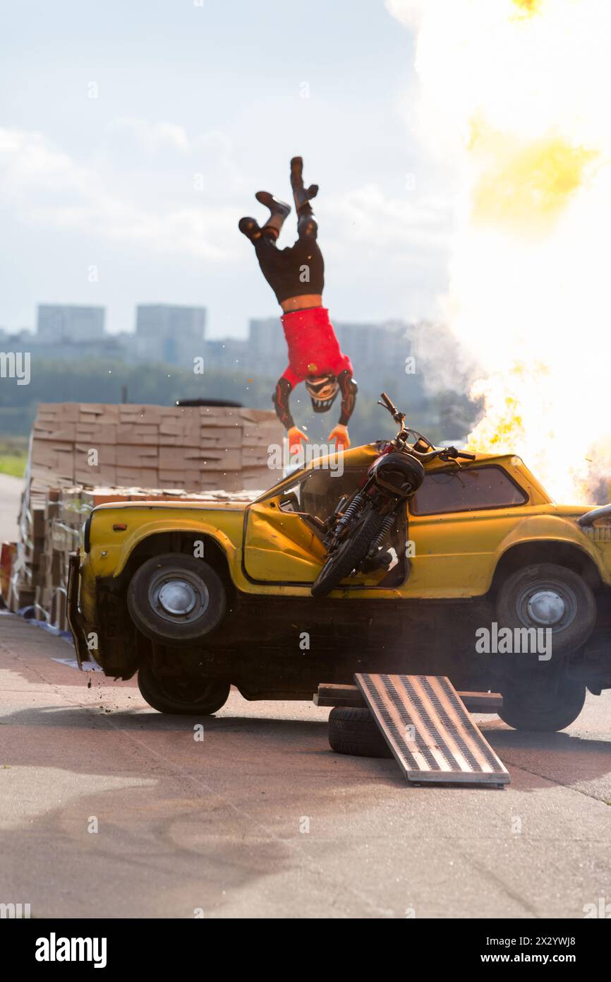 MOSCA - agosto 25: Stuntman vola sopra l'auto in fiamme al Festival of art and film stunt Prometheus a Tushino il 25 agosto 2012 a Mosca, Russia. Il Foto Stock