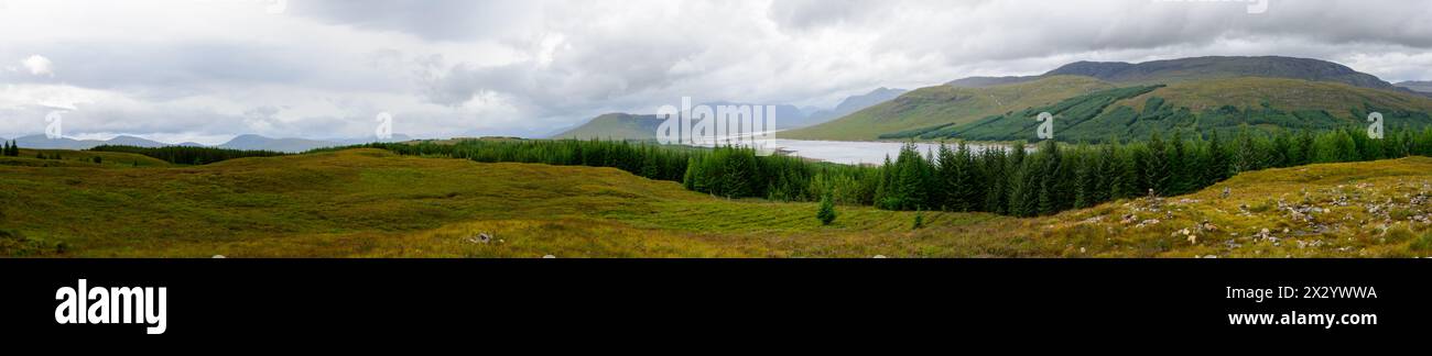Vista panoramica di un lago nelle Highlands Foto Stock
