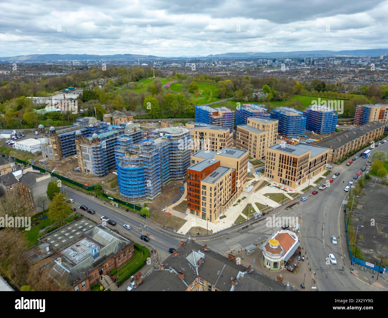 Veduta aerea di edifici di nuova costruzione in costruzione presso il Victoria Development di Sanctuary Scotland a Langside, Glasgow, Scozia, Regno Unito Foto Stock