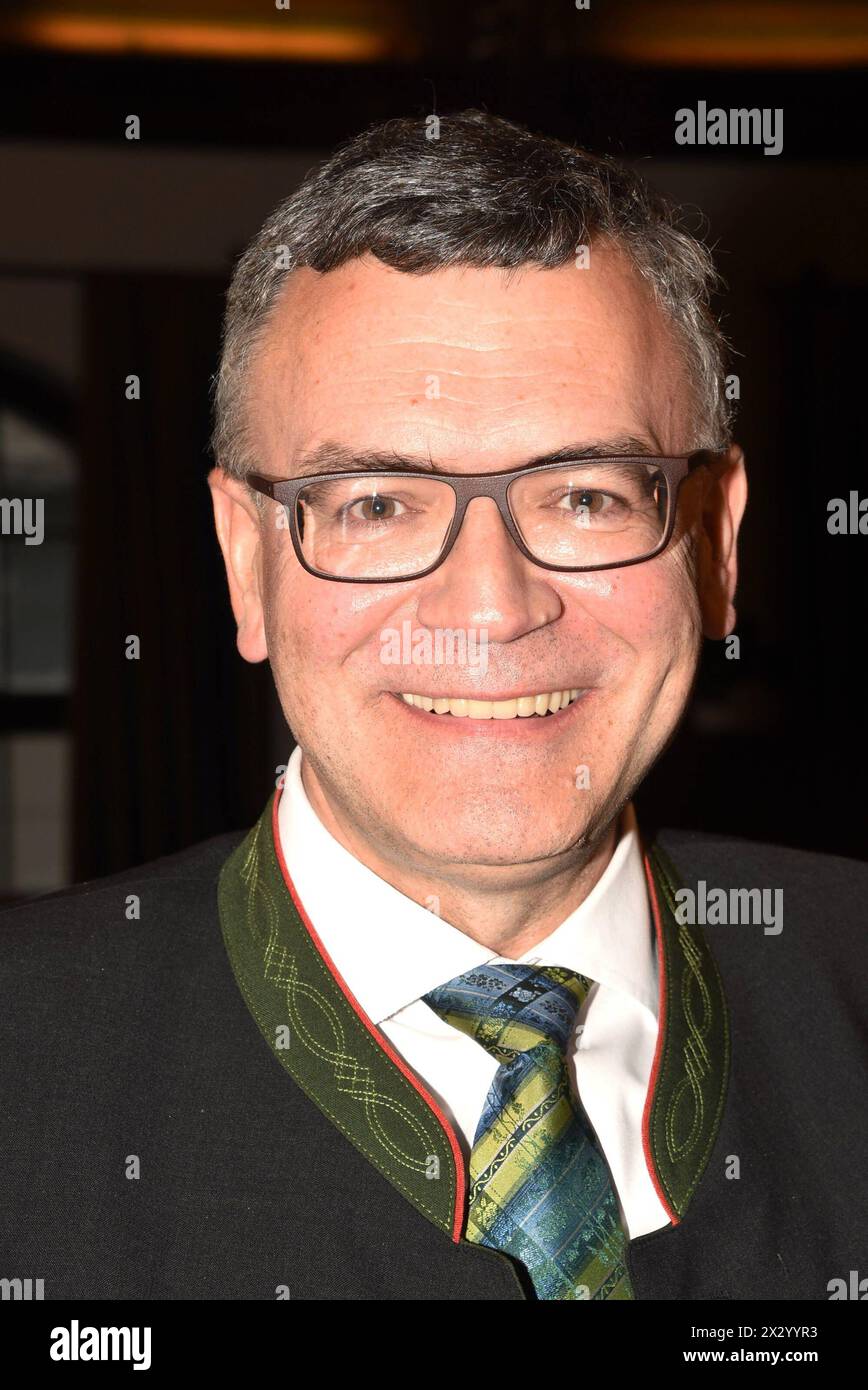 Dr. Florian Herrmann, MDL, Leiter der Bayer. Staatskanzlei und Staatsminister . Muenchen 23.04.2024 Hofbraeuhaus -Hofbraeu Maibock Anstich Muenchen **** Dr. Florian Herrmann, MDL, capo della Cancelleria di Stato bavarese e ministro di Stato Monaco di Baviera 23 04 2024 Hofbraeuhaus Hofbraeu Maibock che ha intercettato Monaco di Baviera Foto Stock