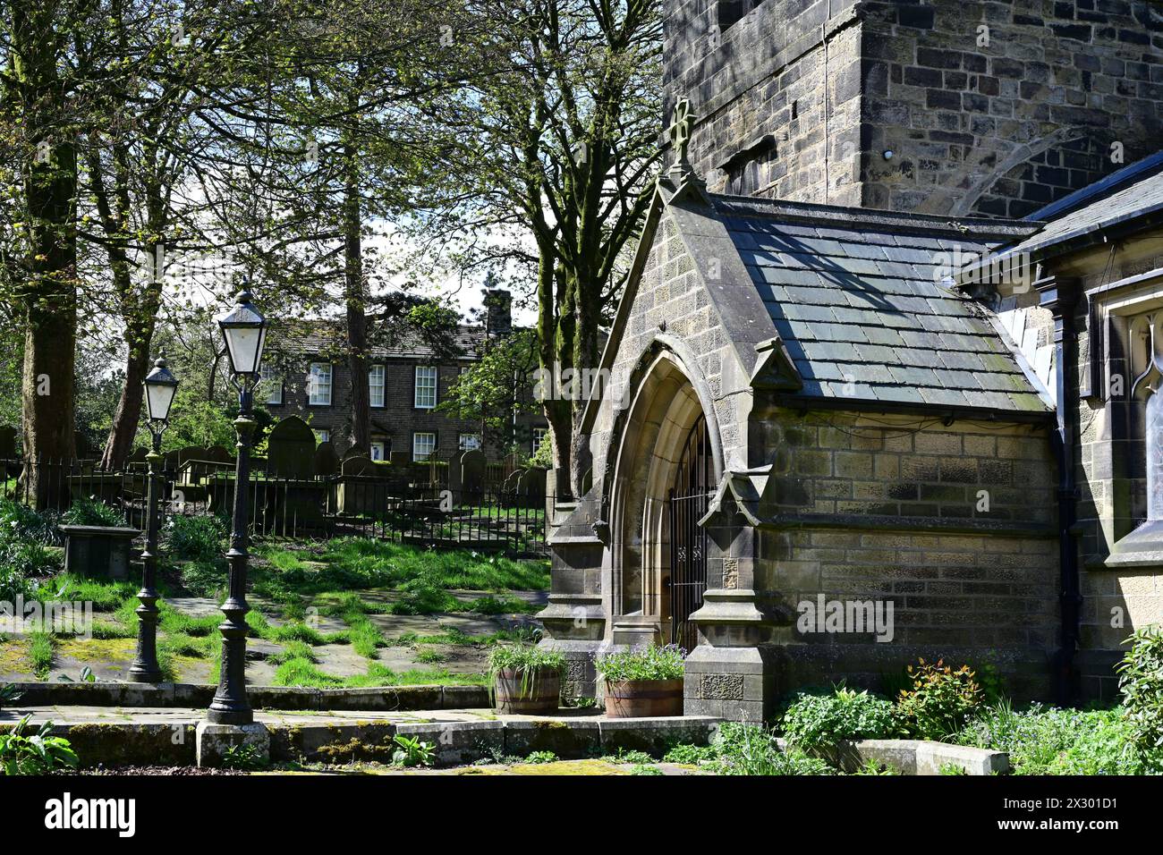 Bronte Parsonage Museum and Church in un giorno di primavera soleggiato, Haworth, West Yorkshire Foto Stock