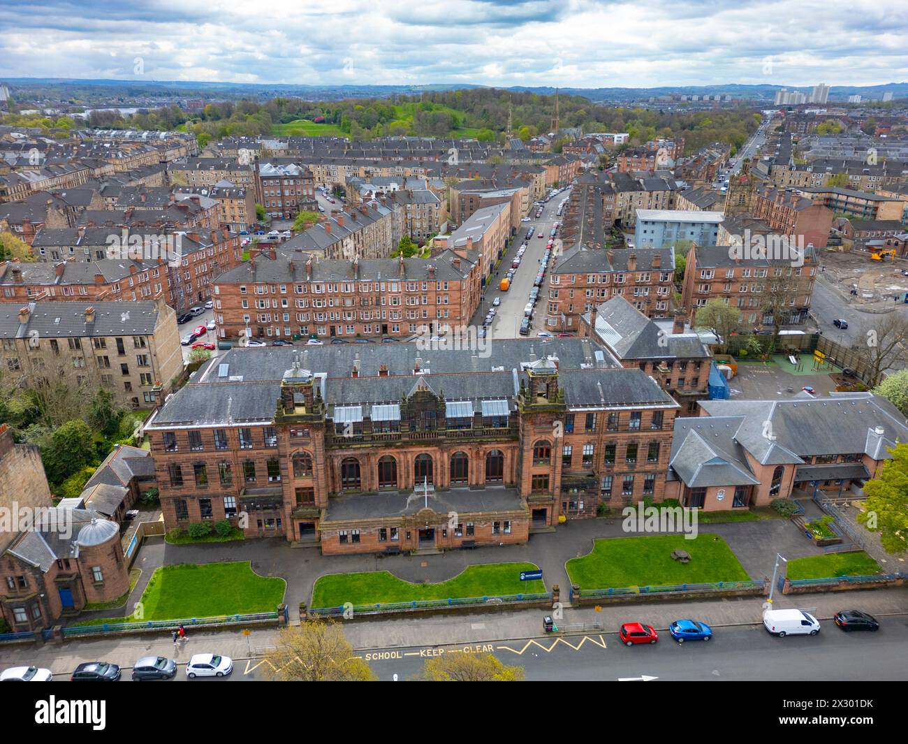 Veduta aerea dell'esterno della Hutchesons' Grammar Junior School e degli alloggi a Govanhill, lato sud di Glasgow, Scozia, Regno Unito Foto Stock
