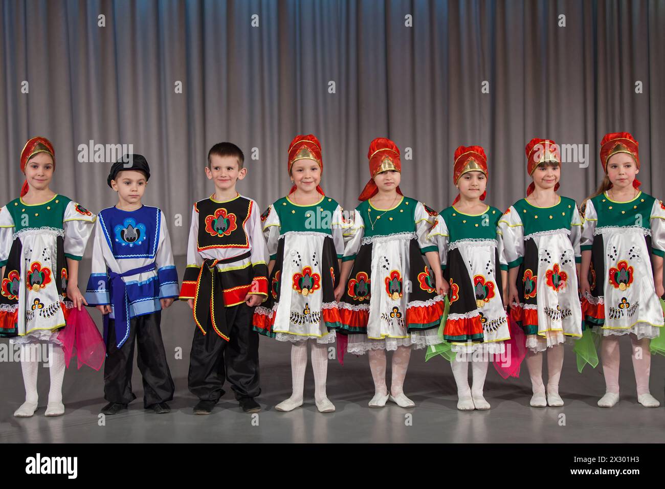 MOSCA - APR 4: I bambini sorridenti in costume popolare si esibiscono sul palco del Concorso Distrettuale Crystal Droplet il 7 aprile 2012 a Mosca, Russia. Foto Stock