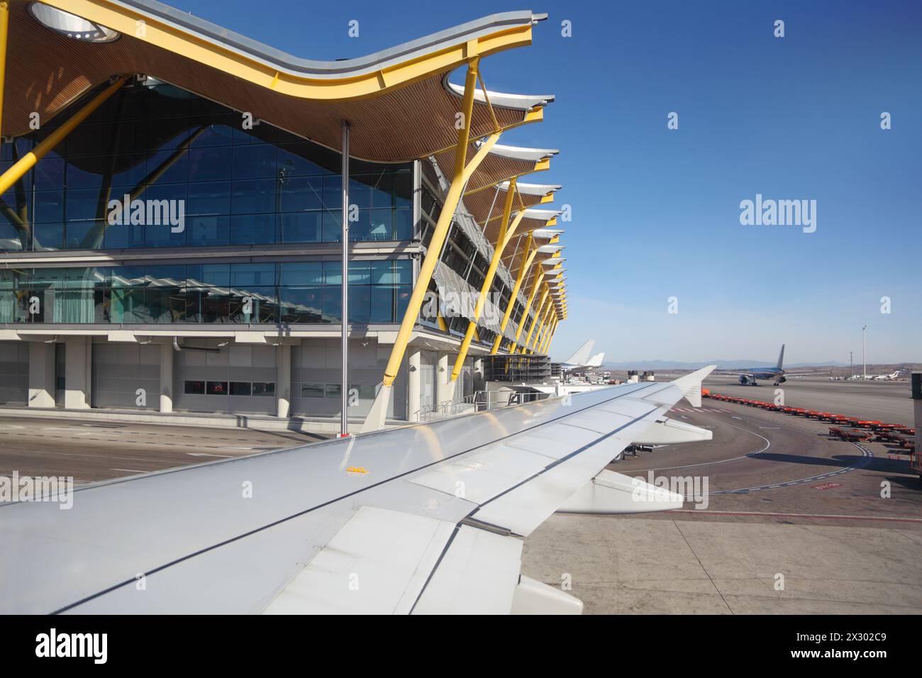 MADRID - 7 MARZO: Ala di aeromobili e edificio dell'aeroporto Barajas di Madrid il 7 marzo 2012 a Madrid, Spagna. L'Aeroporto Barajas di Madrid prende il quarto posto più trafficato Foto Stock