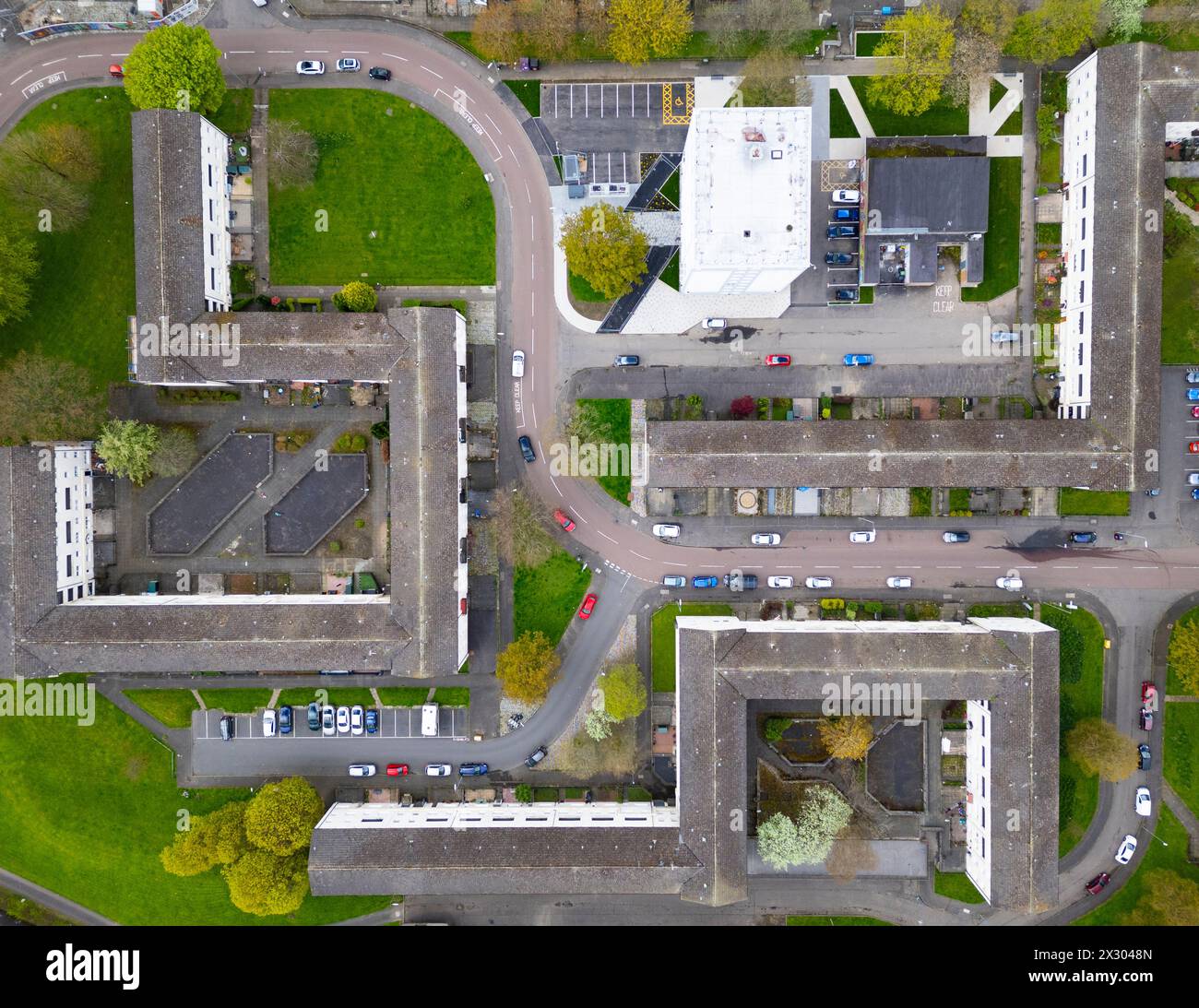 Veduta aerea dal drone della tenuta di case popolari a Wyndford a Maryhill Glasgow, Scozia, Regno Unito Foto Stock