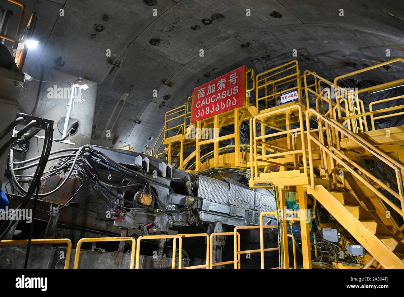 Tbilisi. 23 aprile 2024. Questa foto scattata il 23 aprile 2024 mostra la macchina per la perforazione di tunnel del Caucaso nel sito di costruzione del tunnel sul tratto stradale Kvesheti-Kobi in Georgia. Il China Railway Tunnel Group ha completato un importante tunnel sulla sezione stradale Kvesheti-Kobi in Georgia martedì, aumentando significativamente la connettività del paese. Crediti: Cao Yang/Xinhua/Alamy Live News Foto Stock