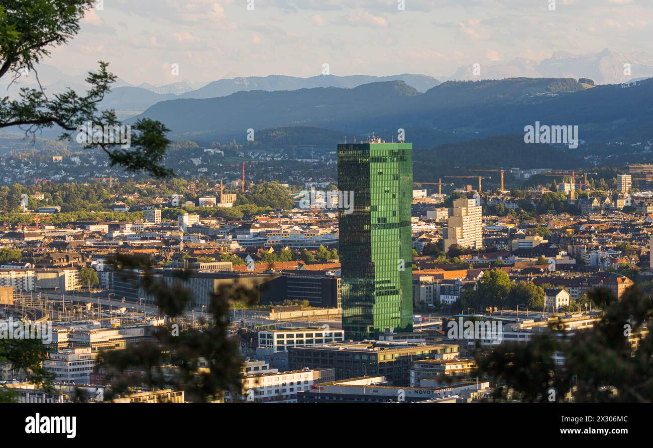 Der prime Tower im Zürcher Industriequartie bei der Hardbrücke. (Zürich, Svizzera, 14.07.2022) Foto Stock