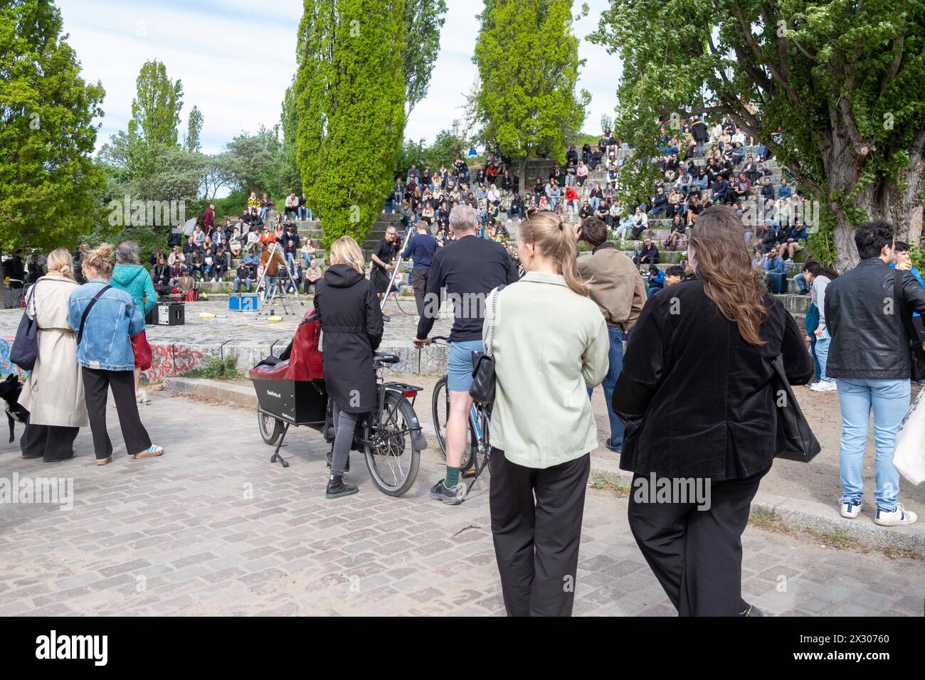 Besucher verfolgen un einem Sonntag Nachmittag die Darbietungen eines Artisten im Berliner Mauerpark. / I visitatori guardano un artista esibirsi al Mauerpark di Berlino la domenica pomeriggio. Sonntags im Berliner Mauerpark *** i visitatori osservano un artista esibirsi nel Mauerpark di Berlino la domenica pomeriggio i visitatori osservano un artista esibirsi nel Mauerpark di Berlino la domenica pomeriggio nel Mauerpark di Berlino snph202404141173.jpg Foto Stock