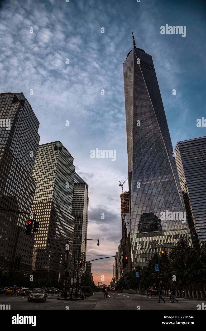 The One World Trade Center e Brookfield Place visti da West Street a Dusk - Manhattan, New York City Foto Stock