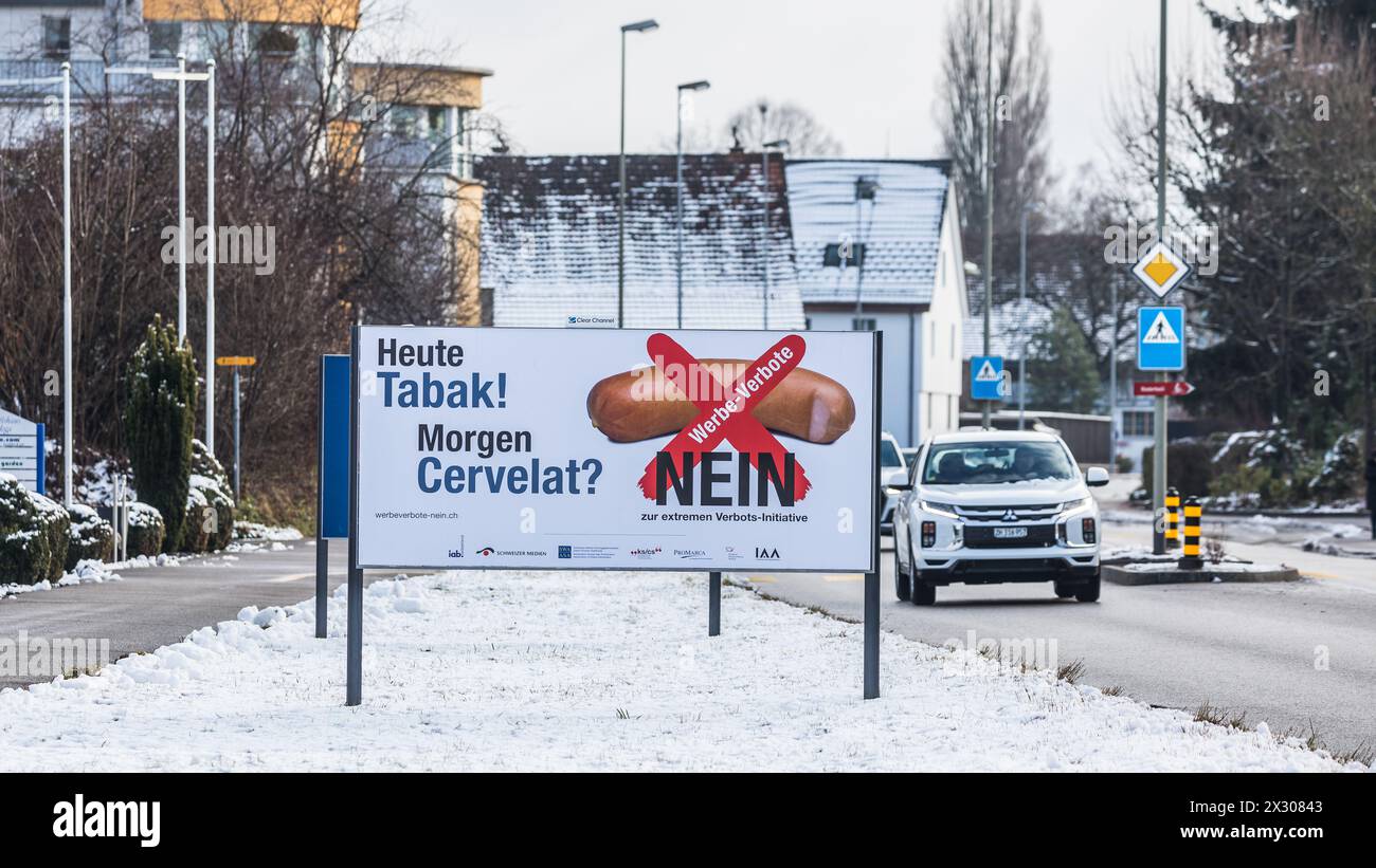 Niederglatt, Schweiz - 10. Gennaio 2021: Ein Plakat für ein Nein für das Verbot von Tabakwerbung. Die Abstimmung ist am 13. Febbraio 2021. Foto Stock