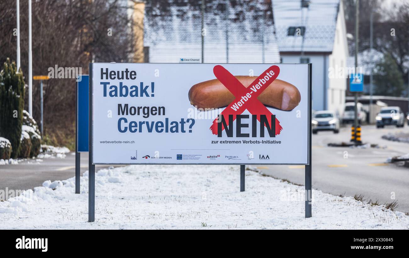 Niederglatt, Schweiz - 10. Gennaio 2021: Ein Plakat für ein Nein für das Verbot von Tabakwerbung. Die Abstimmung ist am 13. Febbraio 2021. Foto Stock