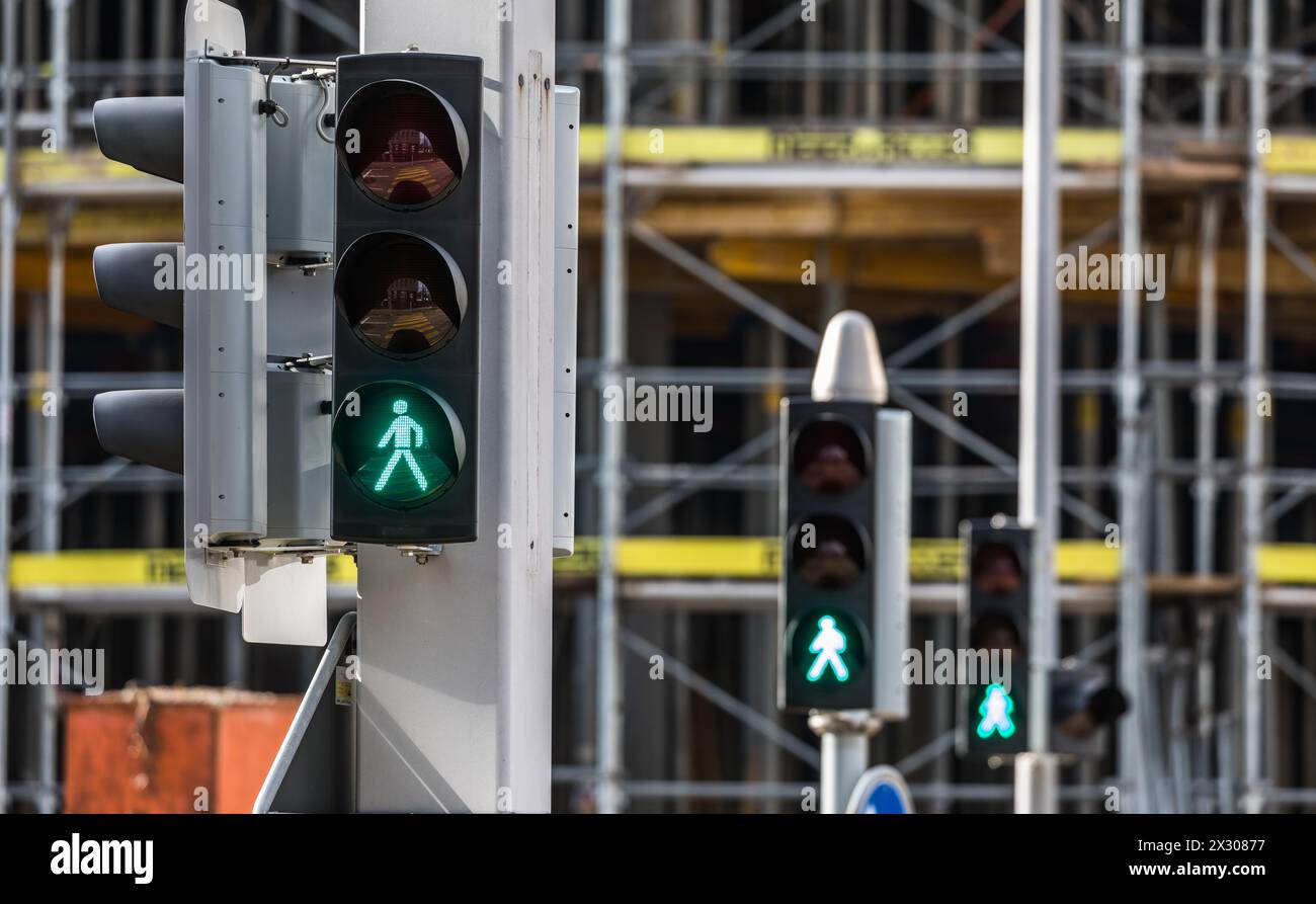 Zürich, Schweiz - 11. Gennaio 2021: BEI einer Grünen Ampel dürfen die Fussgänger die Strasse überqueren. Foto Stock