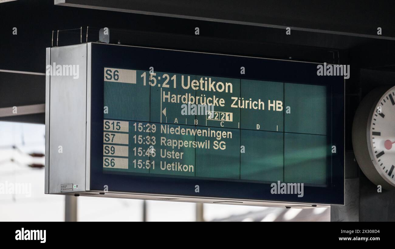 Zürich, Schweiz - 11. Gennaio 2021: Anzeigetafel am Bahnof Zürich-Oerlikon. Nächster Zug ist die S-Bahn 6 (S6) nach Uetikon. Foto Stock