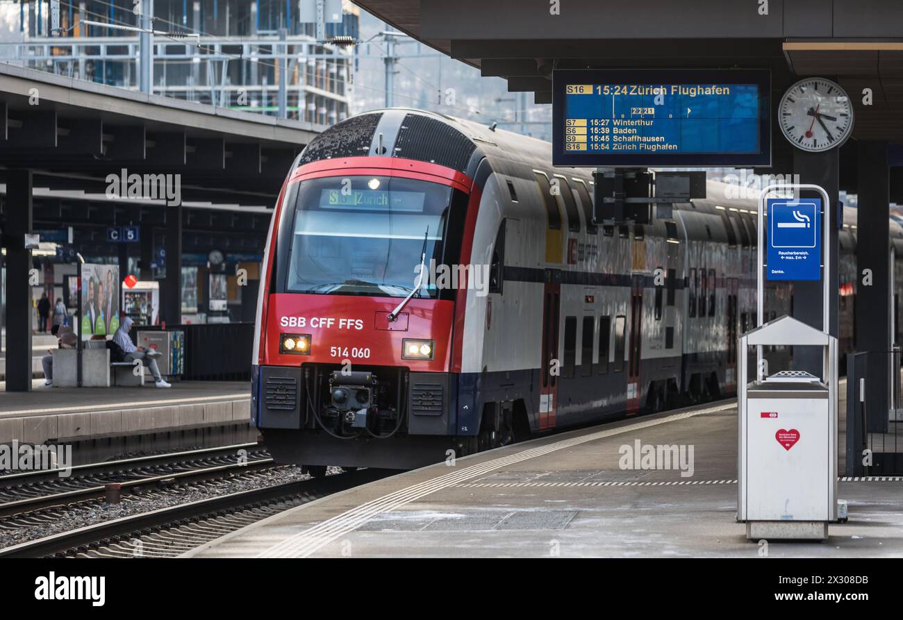 Zürich, Schweiz - 11. 2021 gennaio: Ausfahrt der S16 aus dem Bahnhof Zürich-Oerlikon a Richtung Zürich Flughafen. Foto Stock