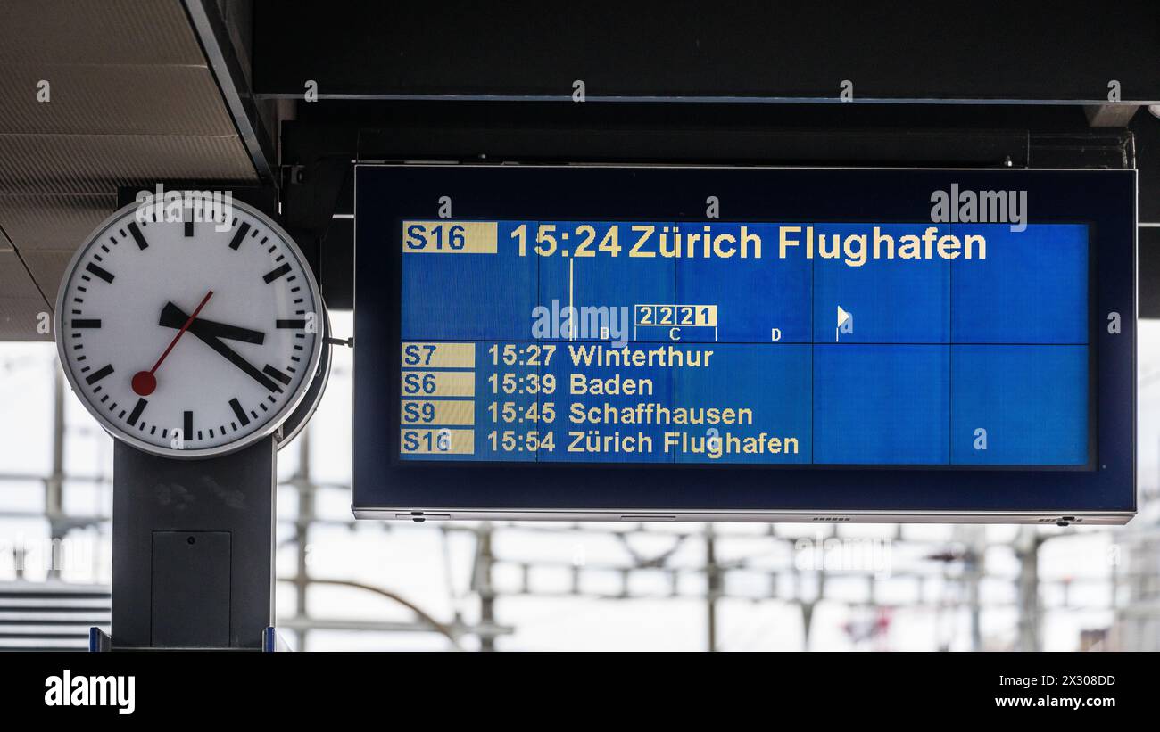 Zürich, Schweiz - 11. Gennaio 2021: Anzeigetafel am Bahnof Zürich-Oerlikon. Nächster Zug ist Die S-Bahn 16 (S16) nach Zürich Flughafen. Foto Stock