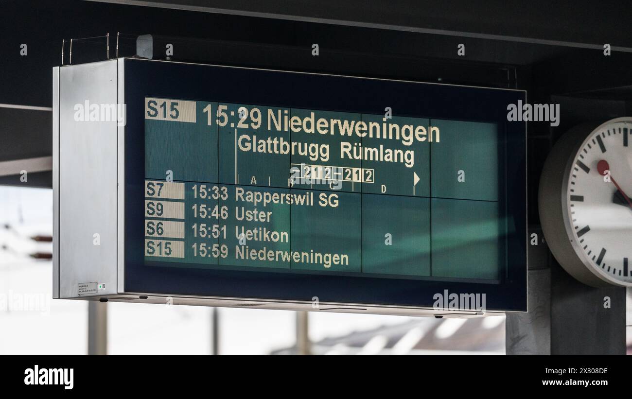 Zürich, Schweiz - 11. Gennaio 2021: Anzeigetafel am Bahnof Zürich-Oerlikon. Nächster Zug ist die S-Bahn 15 (S15) nach Niederweningen. Foto Stock