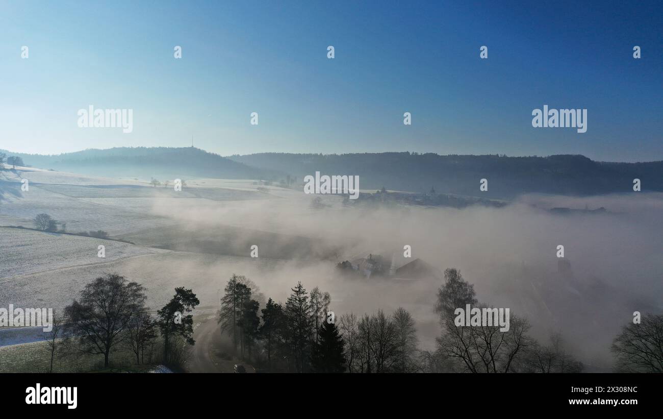 Buch am Irchel, Schweiz - 15. Gennaio 2021: Unterhalb von 600 Meter ist alles a Nebel gehüllt. Es zeigt sich ein prächtiges Nebelmeer, welches sich wi Foto Stock