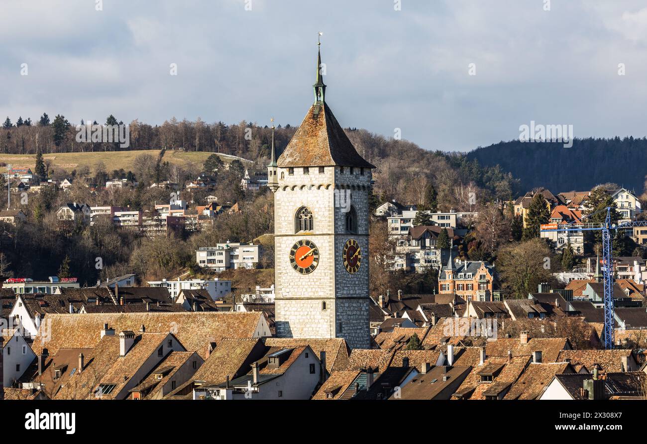 Schaffhausen, Schweiz - 17. Gennaio 2021: Blick auf die Hausdächer der Schaffhauser Altstadt. Gut zu sehen, der Kirchturm der reformierten Kirch St Jo Foto Stock